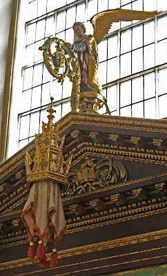 _resources/New Liturgical Movement The Hanging Pyx/107420cca2457c7c2077b2818184e1e1_MD5.webp